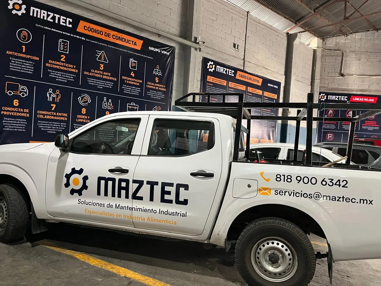 Camioneta de servicio Maztec frente a los murales del código de conducta