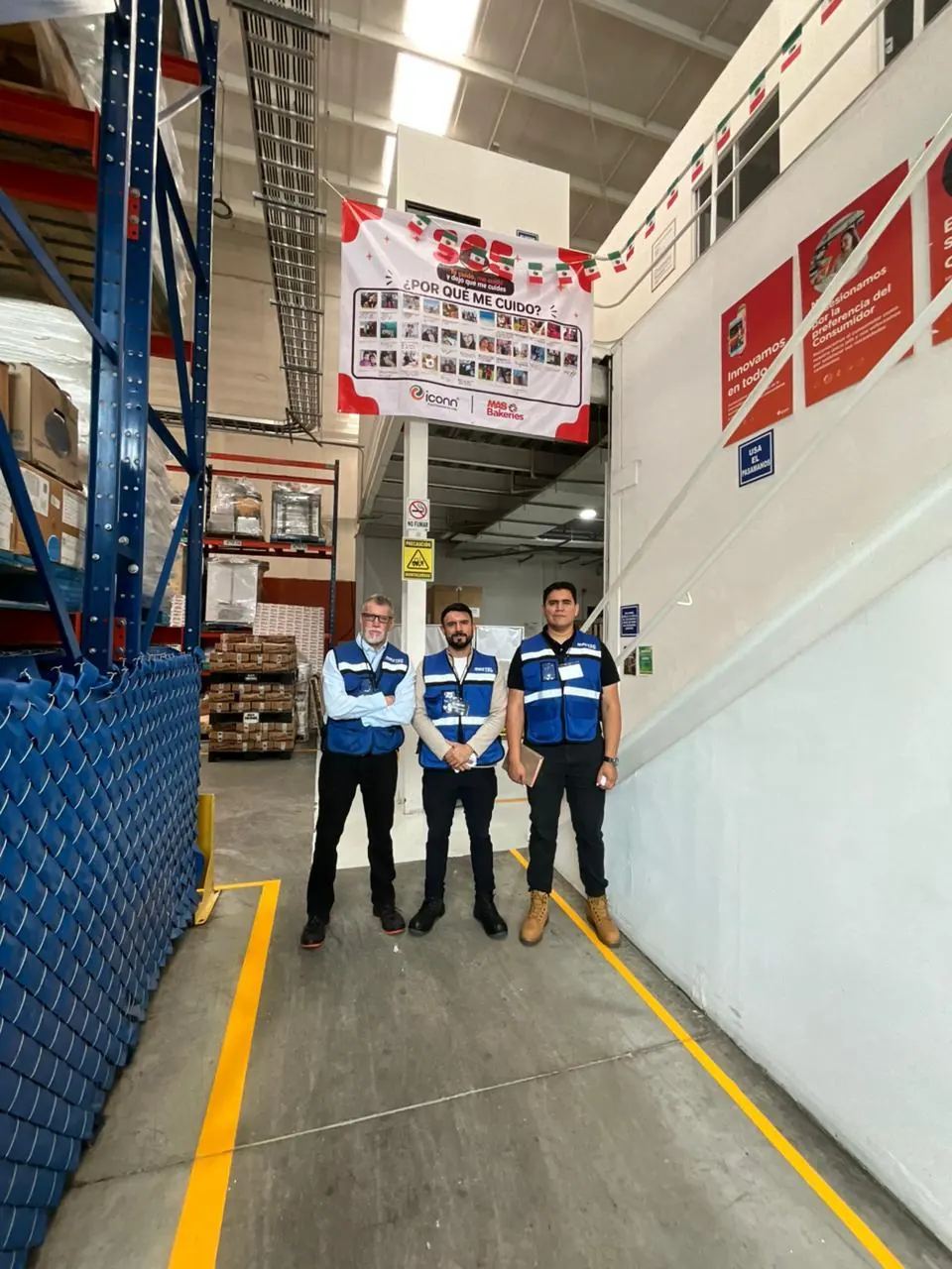 Equipo con chalecos de seguridad en una planta de alimentos
