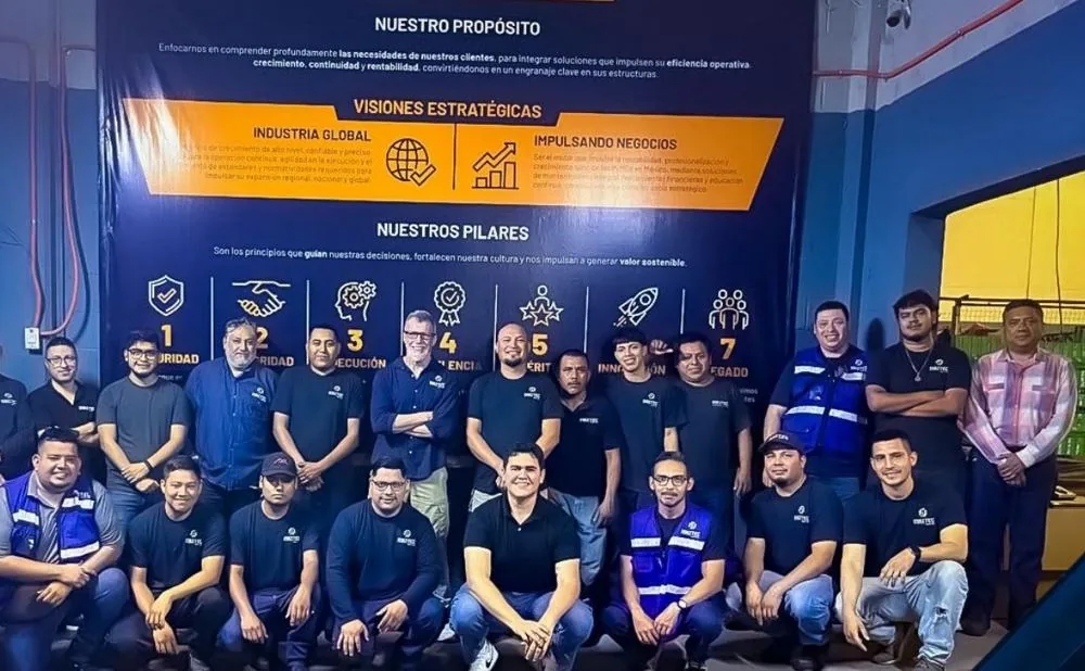 Equipo completo frente al muro de principios y visión de Grupo VIMA